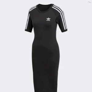 Adidas klänning tight  - Klänningen är storlek XS och har endast använts en gång. Klänningen fick jag som en födelsedagspresent för ett tag sen och den går över knäna på mig, jag är 1,55 cm lång ❤️  