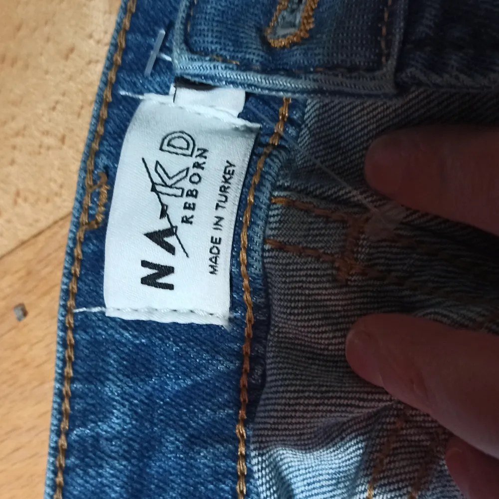 Jättefina jeans från NAKD. Ekologiska reborn jeans som är använda av mig endast 1 gång. De är avklippta i benen men enbart en liten bit för att få den slitna känslan! Storlek 36. Frakt tillkommer. . Jeans & Byxor.