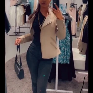 Jacka - Jätte fin skinnjacka/mocka jacka super fin beige färg men tyvärr aldrig kommit till användning storleken är XS men passar S också. Ny pris 500 mitt pris 200💕