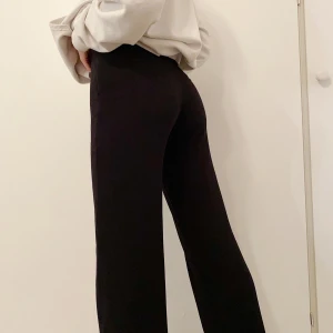 Svarta kostymbyxor  - Väldigt sköna svarta kostymbyxor från bikbok.💜 sitter perfekt i midjan och är ganska långa ☁️⚡️.              Senare bus 150 kr 