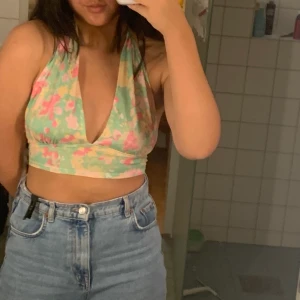 Blommig topp - Säljer min topp köpt här på Plick, jättefin men säljer då jag rensat garderoben. Budet börjar på 100kr, buda med minst 10kr. Knytbar, står att den är storlek S men skulle säga att den passar allt från S och M, möjligtvis en L om man har mindre byst. 