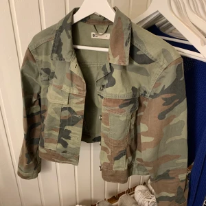 Jacka  - Jacka i militärmönster från Gina Tricot i storlek S, i väldigt fint skick.