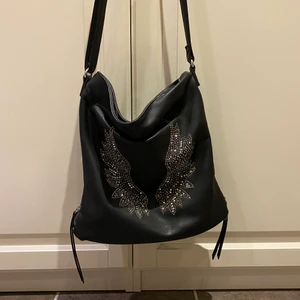 Väska - Väska med ängla vingar i strass. Fint skick 