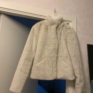 Pälsjacka - Jättelen fin pälsjacka! Använd 1 gång på ett bröllop! 