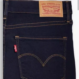 Levis jeans  - Obs: inte min bild!. Säljer enbart dem för att jag aldrig använder dom och köpte ett par i liknande färg. Färgen är mörkblå på byxorna, och kan fota bättre bilder på dem vid intresse! Och modellen heter ”711 skinny”. Kan även fraktas 