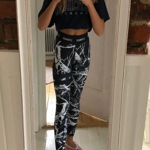 Träningsbyxor⚡️ - Stronger träningsbyxor⚡️🌴 Originalpris: 700 kr, sparsamt använda i fint skick🥰