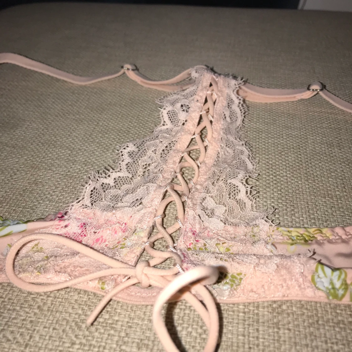 Bh i rosa blommor med snör rygg. St 70B - 90