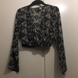 Top Ormskinnsmönster - Topp ormskinnsmönster H&M, Storlek 34. 100% polyester