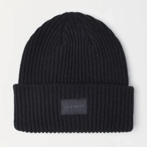 Svart mössa  - Svart mössa ifrån hm aldrig använd då jag inte tycker den passa mig 