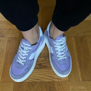 Lila pastell platform platå sneakers 38 - Lila platform sneakers från Sixtyseven. Nypris 799. Använda endast ett par gånger, i princip som nya. 