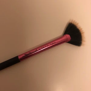 Sminkborste - En sminkborste från real techniques i modellen fan brush. 29kr och frakt ingår inte.