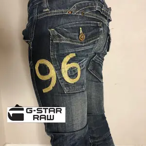 G-star ’96’ från 2008 💥 Jeansmått: 24/32 midja: 79cm innerbenslängd 80cm 💗