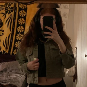 Militärgrön croppad jeansjacka  - Säljer nu denna fina militärgröna jeansjacka som är croppad OCH nästan oanvänd❤️Använde den lite i somras men har den har redan växt ur min smak☺️ Fråga gärna om fler bilder om du vill. FRAKT INGÅR ALLTID❤️❤️