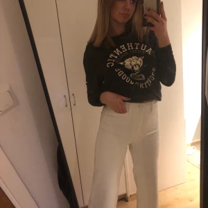 💞Vita vida jeans, kort modell💞 - Säljer dessa jeans då de inte riktig är min stil längre💞 Dem är kortare i modellen (de ska vara det) och sitter skit bra där bak!! Jag är 168 och jag har vanligtvis strl s i kläder och dessa sitter PERFEKT på mig🥰
