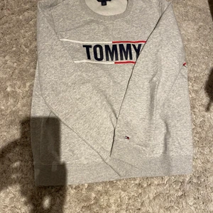 Sweatshirt Grå - Säljer denna sweatshirt från Tommy hilfiger, knappt använd! Nypris är ca 400kr, säljer för 120. Kan mötas i Täby annars 50kr frakt🤍