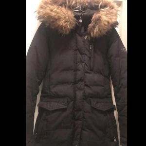 Holliesjacka - Inga skador, kemtvätt rekommderas. Äkta päls. Använd en vinter men bra skick! Snabbaffär; priset sänks.