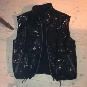 Svart glansig väst - Köpt här på Plick för 400 kronor. Säljer pga för liten för mig. Från pikeur och säljer den för 300 kronor. Storlek XS/S skulle jag säga