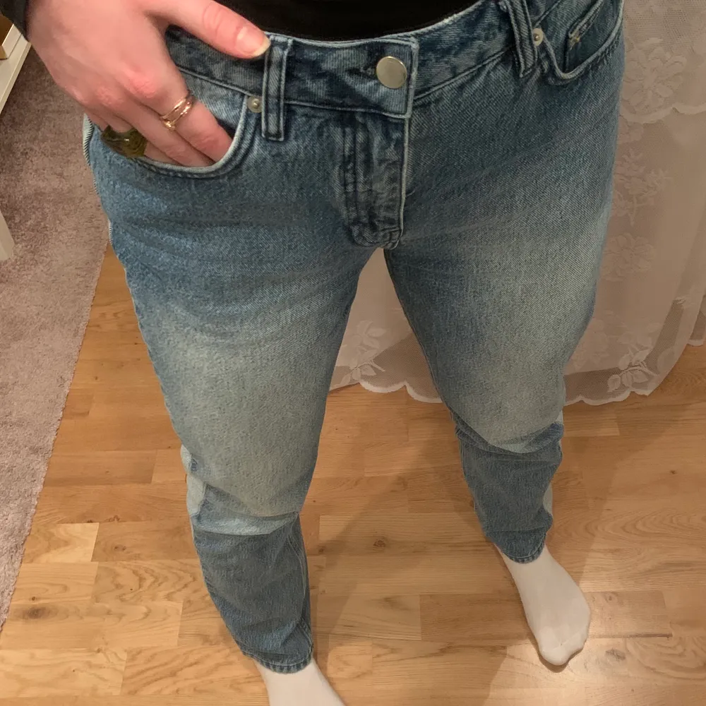 Blåa jeans från NAKD med ljus revär på sidorna. Perfekta byxor för dig med kortare ben, jag är 162cm. Säljer då dem inte kommer till användning längre, bra skick! . Jeans & Byxor.