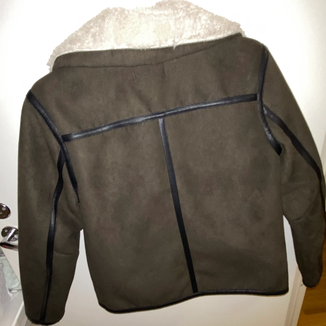 Fejk mocka jacka i militärgrön - 91