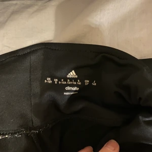 Adidas leggings  - Jättefin adidas leggings, knappt använd, väldigt bekväma och sköna att träna i
