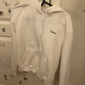 H&M tröja - Jätte fin H&M tröja, som jag aldrig använt förutom en gång, fläck fri, älskar den men den kommer aldrig till användning, den är som ny inte köpt för jätte länge sedan! Köpare står för frakt!