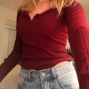 Röd långärmad tröja - Mörkröd, ribbad tröja från Hollister. 60kr + frakt