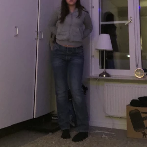 Lågmidjade utsvängda byxor  - För små för mej och för korta, sitter precis under navelen jätte fina sitter tajt på rumpan och löst i benen❤️