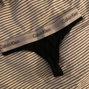 Calvin Klein stringtrosor - Köpta för några år sedan, men bara legat i en låda. Bara testade och tvättade efter det✨ dock blev de aningen missfärgade vid resåren till en gråare nyans🤍 äkta! FRAKT INGÅR🤍