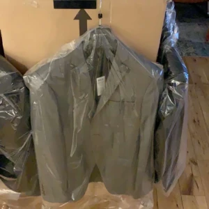 Säljer kostymer av värke stenström  - Hej,säljer kostymer av märke stenström. Dessa kostymer kostar vanligt vis 3000st men jag säljer de för 1500kr. För att jag har fått in ett större antal av de lite elfte modellen.😁 ( alla storlekar finns) färjan blå, grå och svart finns.....