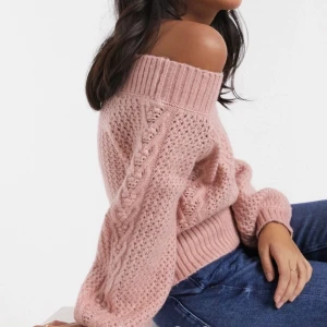 Stickad tröja - Stickad off-shoulder tröja som är slutsåld på asos. Aldrig använd!