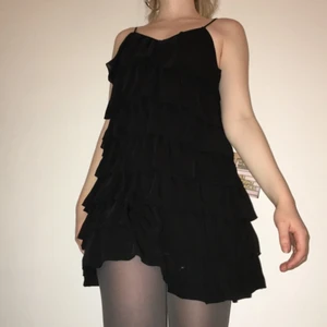 Klänning  - Svart klänning med små volanger längs hela. Hur fin som helst🥰 Storlek small 