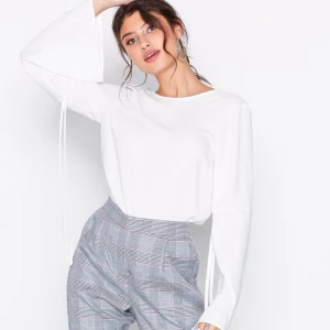 Blus från Nelly - Säljer denna fina blus från Nelly då den tyvärr inte kommer till användning. Är endast använd ett fåtal gånger så den är i bra skick. Är i storlek 36 vilket motsvarar S. Ordinarie pris: 349kr🤍