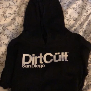 Dirtcult hoodie  - Dirtcult hoodie, storlek M men är mer som en xs/s, använd fåtal gånger 