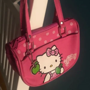 Hello Kitty handväska - I superfint skick! Inga flaws. Lägg bud, ledande bud 150 kr! Budning avslutas 14/12. Eventuellt direkt köp; 200:- 👐