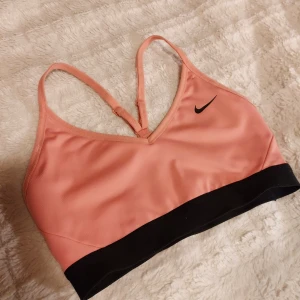 Nike sportbh - En peach rosa nike sportbh, nästan oanvänd därav riktigt bra skick. Storlek S