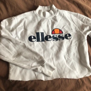 Ellesse sweatshirt - Storlek 12. Passar mig bra som har S-M i kläder. Tröjan är avklippt på längden