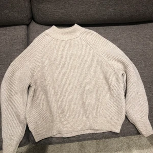 Stickad tröja storlek S - En skön stickad tröja super mjuk och inte stickig alls, använd en gång, hör av dig om du är intresserad eller har några frågor💖pris kan diskuteras 