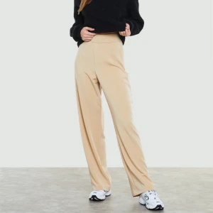 Bikbok beiga byxor  - Säljer dessa populära bikbok byxorna då jag köpt andra beiga och dessa kommer inte till användning längre. Bra skick överallt förutom att de blivit något noppriga. Men det är inte så farligt och jag hann bara använda de några gånger! Så fina! 300 nypris