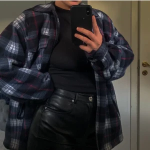 Vintage jacka - Så fin vintage jacka med fordring. Passar alla storlekar. Bra skick!!💖💖💖 Den e varm så funkar även bra på vintern