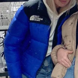 North face jacka - Säljer nu min fina blå the north face jacka då jag köpt en annan, fint skick men kan kemtvättas innan frakt, passar xs-s bäst, BUDA i kommentarerna!💙 perfekt för vintern! Junior modell men jag bär vanligtvis S o den passar perfekt