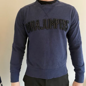 Marinblå parajumper tjocktröja - Säljer nu en marinblå parajumper tröja. Fint skick och säljs billigt. Självklart äkta! 