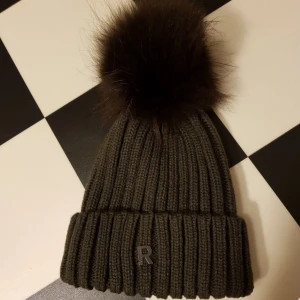 Rockandblue  Hat Pom pom beanie NY! - Från House of Saki  Oliver Night/greyish Stl: Onesize  Quality: Knit 70/30 70 % akryl 30% ull Päls: Tvättbjörn (Raccoon)  Finns inte att få tag på med den här tofsen längre. Inköpt Vintern 2018 men oanvänd. Kanonfin med snygg färg!  Dyr i inköp. Skickas med Postnord , då står du för frakten.