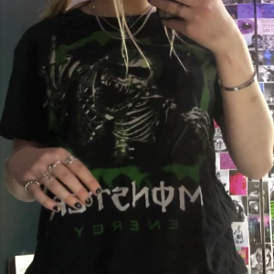 Monster energy t-shirt - Svart t-shirt med monstertryck! Köpte den second hand för ett tag sen då jag tyckte trycket var oemotståndligt men tyvärr kommer den inte till så mycket användning:(Bra skick! Köparen står för frakten<3