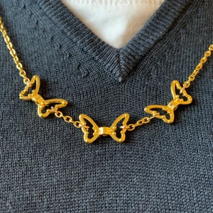 Guldhalsband fjärilar  - 🦋fjäril halsband🦋(guld) SÄNKT PRIS: nu 35 kr•••••kolla in mina andra smycken! Frakten blir 15 :- hur mkt du än köper✨