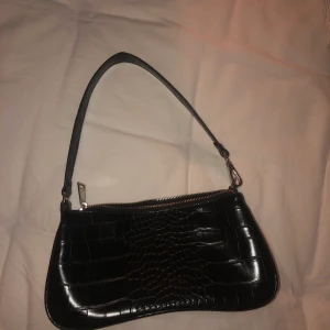 Väska - Jätte snygg svart väska! Ganska liten men rymlig. 