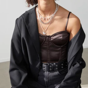 Korsettopp - Brun korsettopp från HM, storlek 32 vilket är slutsålt på hemsidan, använd en gång men passade inte - köparen står för frakten men kan mötas - buda💕