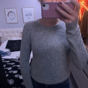 Ljusgrå stickad tröga  - JÄTTE FIN stickad tröja i färgen ljusgrå! Typ lite ribbad i materialet! 