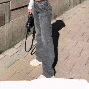 Dem gråa populära zara jeansen!🖤 strl 34, går att klippa av till vilken längd som helst, endast använda en gång eftersom de är för stora för mig ( min kompis på bild) skriv till mig vid intresse🖤🖤