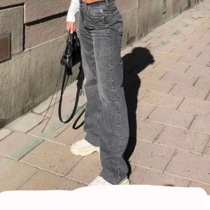 Gråa Zara Jeans - Dem gråa populära zara jeansen!🖤 strl 34, går att klippa av till vilken längd som helst, endast använda en gång eftersom de är för stora för mig ( min kompis på bild) skriv till mig vid intresse🖤🖤