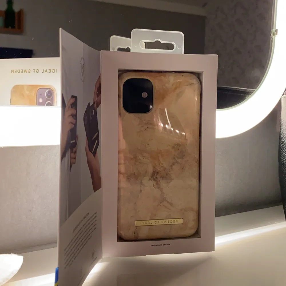 Ett sprillans nytt skal med en oöppnad förpackning . Skalet heter sandstorm marble och är för en iPhone 11 och passar även XR. Övrigt.